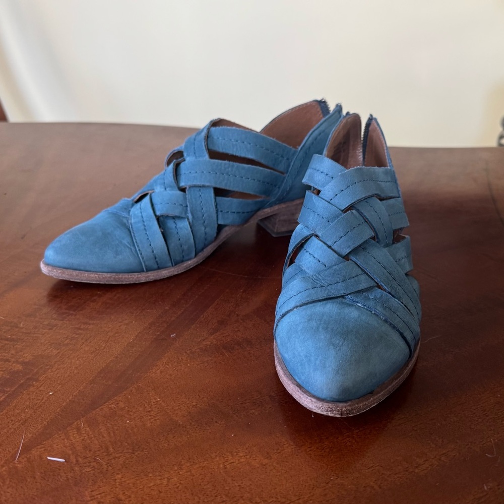 Frye Women's Blue Strappy Flats
